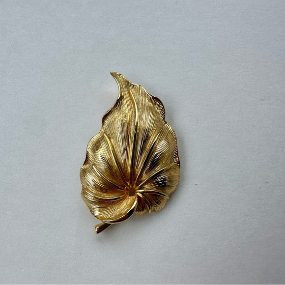 Vintage Stylized Leaf Brooch, Gold-tone unsigned - Picture 4 of 6